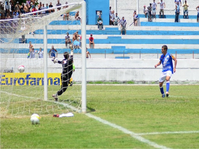 Renan abre o placar ap�s falha do goleiro do Gama- DF (Foto Jonas Barbetta - Top10 Comunica��o)