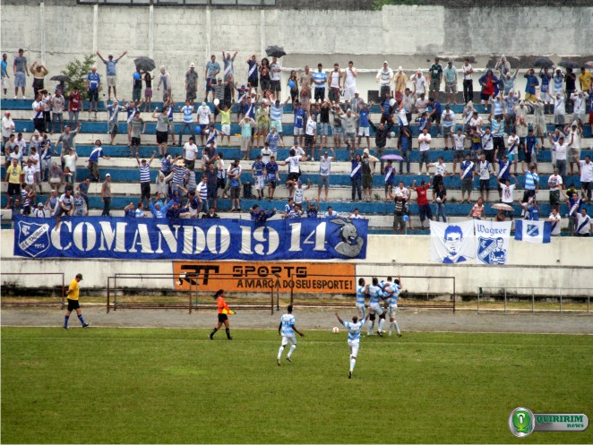 Nen� comemora gol nos acr�scimos com seus companheiros de equipe