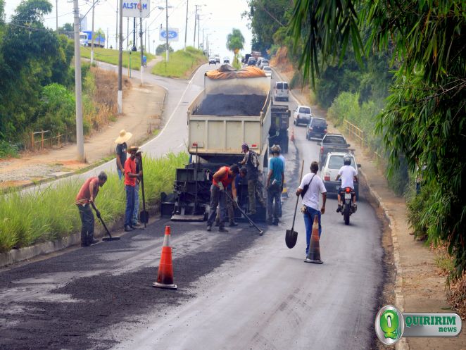 Funcion�rios fazem a manuten��o da avenida que pela manh� funcionou apenas com uma faixa