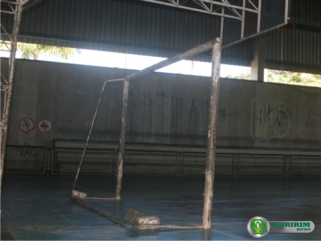 Trave da quadra poliesportiva est� quebrada, enferrujada e presa ao ch�o por paralelep�pedos - Foto: Quiririm News