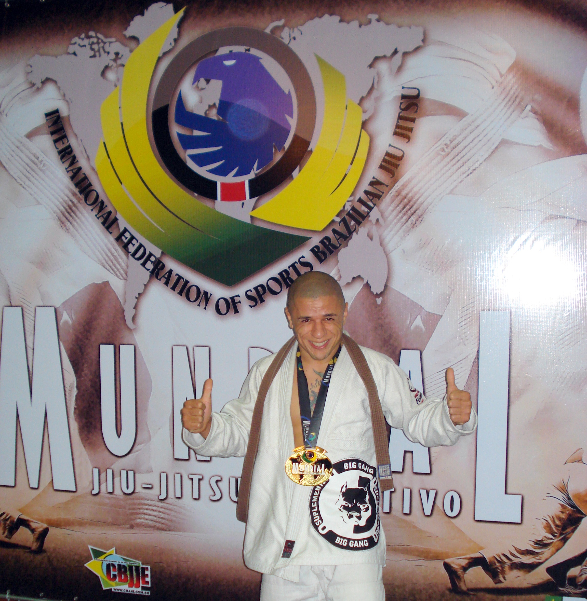 Jairo posa com a medalha de Campe�o Mundial  - Foto: Acervo Jairo