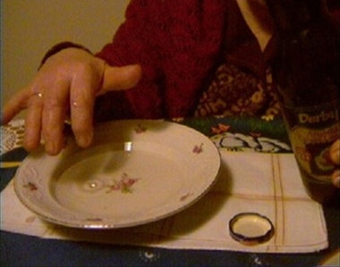 Existe um ritual que consiste em acender uma vela e colocar um prato com �gua e 9 pingos de �leo