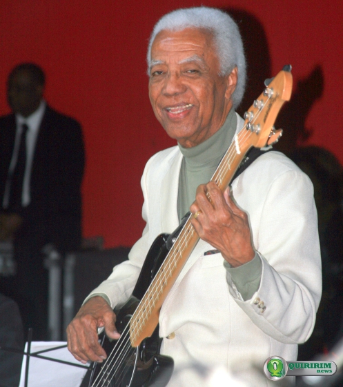 O baixista Bira do J� faz parte do sexteto do J�, banda que acompanha J� Soares em seu programa - Foto: Douglas Castilho/Quiririm News