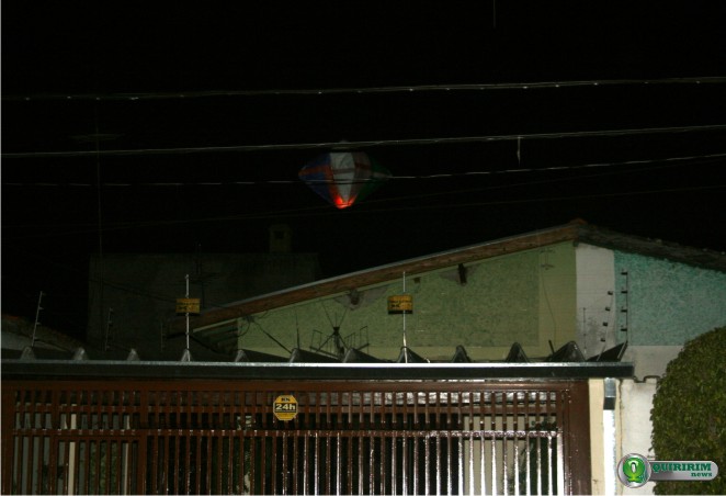 Bal�o caiu entre os fios de alta tens�o e cerca el�trica da resid�ncia - Foto: Douglas Castilho - Quiririm News