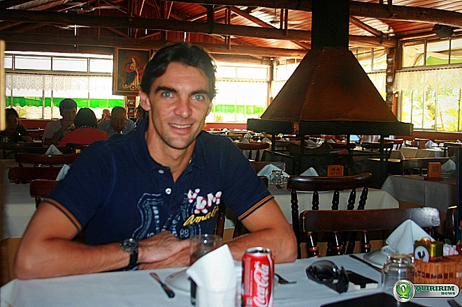 Giba aguardando o Prefeito Ortiz Jr. para reuni�o de neg�cios na Cantina Gadioli - Foto: Douglas Castilho/Quiririm News