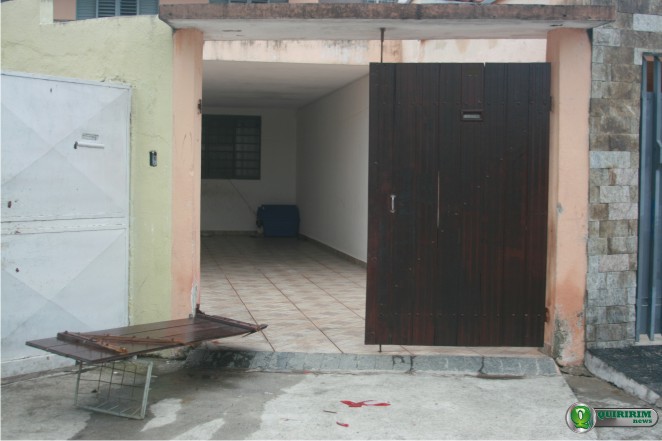 Menores fugitivos invadiram uma casa, roubaram um carro e arrombaram o port�o de marcha r� - Foto: Quiririm News