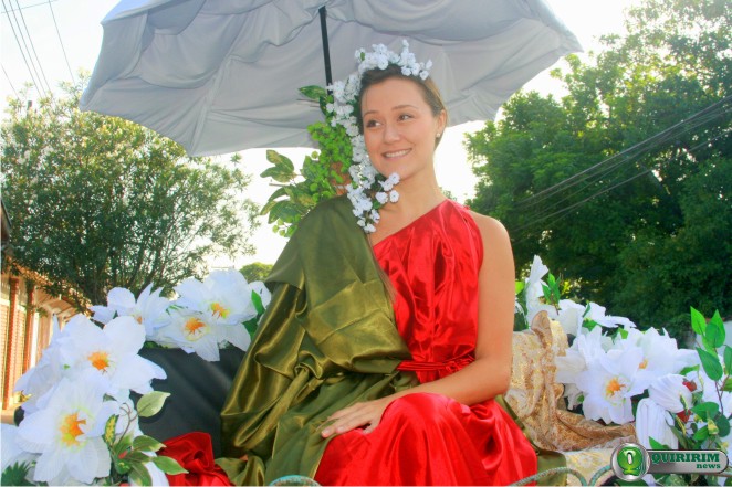 Talyta Val�rio personifica a Santa Lucia h� 10 anos em Quiririm - Foto: Douglas Castilho/Quiririm News