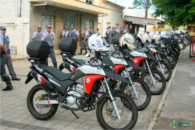 Policiais de motocicletas desfilaram pela distrito em apresenta��o da nova frota para a popula��o - Foto: Douglas Castilho/Quiririm News
