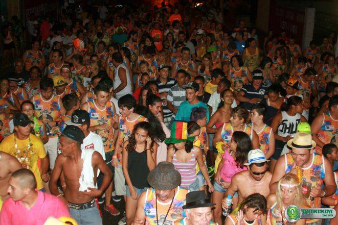 Bloco do Pita desfila pela avenida em Quiririm no carnaval 2014 - Foto: Douglas Castilho/Quiririm News