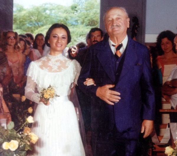 Didimo entrando na igreja com a filha Dalva Gadioli Cortez - Foto: Acervo Dalva