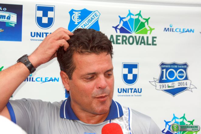 T�cnico Paulinho McLaren durante entrevista - Foto: Douglas Castilho/Quiririm News