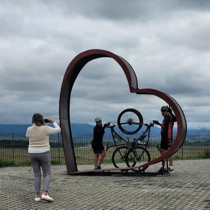 Ciclistas posam para foto no novo monumento - Foto: Divulgação/Prefeitura de Taubaté